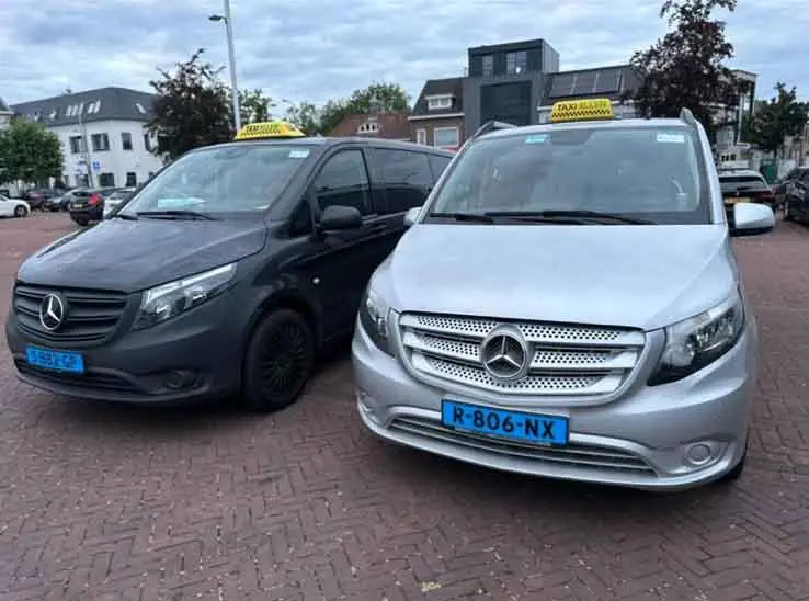 Mercedes Vito taxibussen met taxidaklicht – horeca taxi Alphen en Tilburg